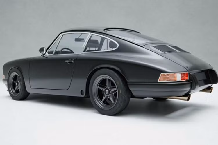 Là một bản độ từ mẫu xe cổ hàng hiếm, mức giá xe Porsche 912c Restomod không hề rẻ, lên tới 350.000 – 393.000 USD (khoảng 8,7 – 9,7 tỷ đồng). Con số này cao gấp nhiều lần so với giá niêm yết của một chiếc 911 hiện đại, dao động ở mức 113.000 – 120.000 USD (2,7 - 2,9 tỷ đồng).
