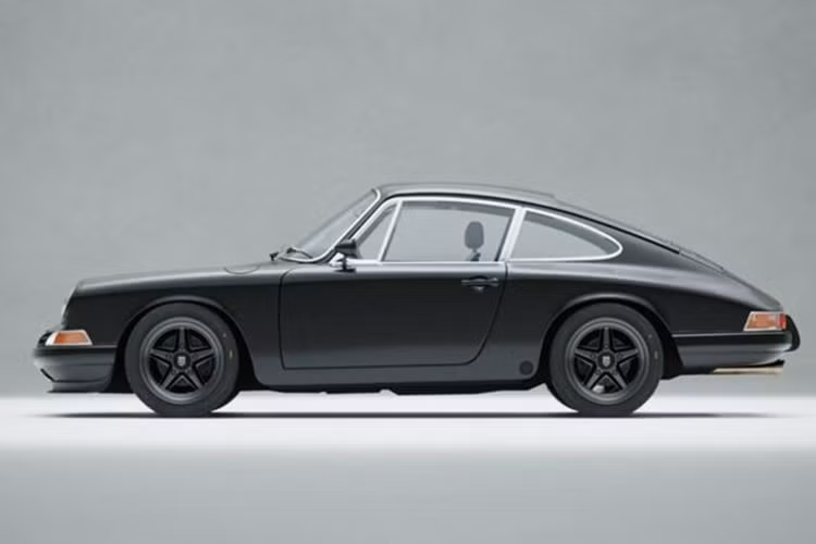 Không chỉ vậy, mẫu xe này còn là nguồn cảm hứng sáng tạo của nhiều hãng độ trên khắp thế giới. Mới đây, KAMM – một hãng độ có trụ sở tại Budapest đã thu hút sự chú ý của giới mê xe khi trình làng bản độ độc đáo có tên là Porsche 912c Restomod.