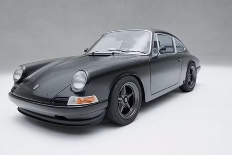  Porsche 912c Restomod đặc biệt này là một biển thể cấp thấp của dòng 911, được sản xuất từ năm 1965 đến 1969. Mặc dù đã bị khai tử từ lâu, thế nhưng 912 vẫn luôn thu hút sự quan tâm của nhiều nhà sưu tầm và dân chơi xế cổ.