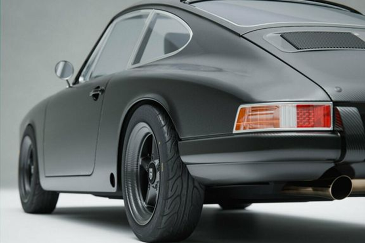 Chiếc Porsche 912c Restomod của KAMM có khối lượng chỉ 699kg, nhẹ hơn tới 300kg so với nguyên bản và cũng nhẹ hơn 51kg so với bản độ trước đó. Ngoài ra, chiếc xe này còn có tỷ lệ phân chia khối lượng gần như 50-50 nhờ việc bổ sung các loại vật liệu nhẹ ở phía sau.