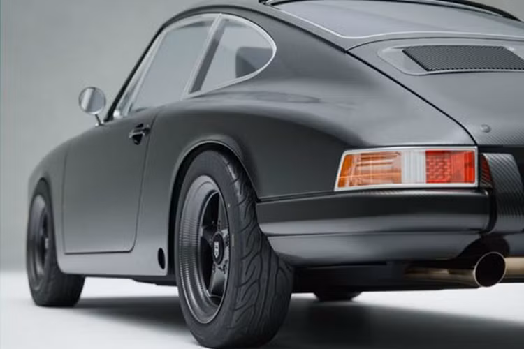 Chiếc Porsche 912c Restomod của KAMM có khối lượng chỉ 699kg, nhẹ hơn tới 300kg so với nguyên bản và cũng nhẹ hơn 51kg so với bản độ trước đó. Ngoài ra, chiếc xe này còn có tỷ lệ phân chia khối lượng gần như 50-50 nhờ việc bổ sung các loại vật liệu nhẹ ở phía sau.