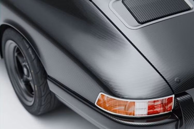 Về trang bị vận hành, chiếc xe độ này được trang bị động cơ boxer 4 xi-lanh hút khí tự nhiên, dung tích 2.0 lít với công suất 190 mã lực, gần gấp đôi sức mạnh của chiếc 912 nguyên bản. Ở phía bên trong, chiếc Porsche 912c Restomod được bọc lại ghế da, nâng cấp hệ thống điều hòa và hệ thống loa, đồng thời bổ sung các tính năng kết nối hiện đại.