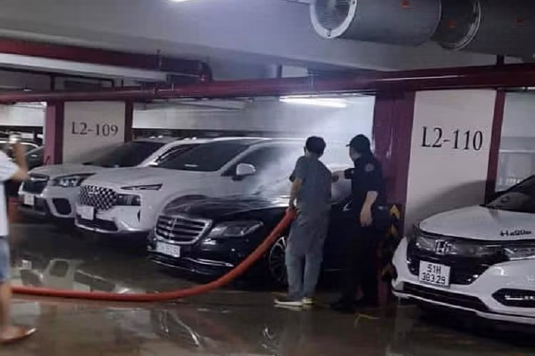 Duy Mạnh kể: “Tối nay đi hát Show ở Đà Nẵng. Xe đỗ garage ở chung cư nhà. Tự nhiên bị bốc cháy. May quá có hàng xóm phát hiện nên dập lửa kịp thời. Đúng là phúc tổ bảy mươi đời. Chứ nó mà cháy lan rộng ra bãi xe và lan rộng ra toà nhà rồi ảnh hưởng đến sức khoẻ dân cư toà nhà thì chết dở".