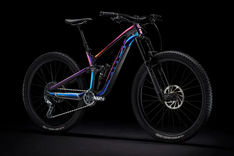 Nhắc đến cái tên Nguyễn Quốc Cường, nhiều người sẽ nghĩ ngay tới bộ sưu tập siêu xe hàng khủng, hàng hiếm mà vị đại gia này đang sở hữu. Và mới đây, vị đại gia này lại khiến cộng đồng mạng phải trầm trồ khi mạnh tay chi hàng trăm triệu đồng để mua một chiếc…xe đạp địa hình (MTB).