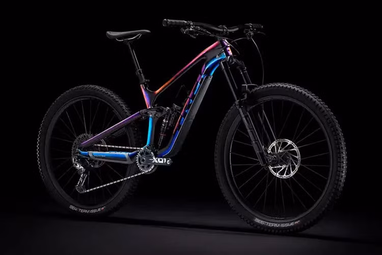 Nhắc đến cái tên Nguyễn Quốc Cường, nhiều người sẽ nghĩ ngay tới bộ sưu tập siêu xe hàng khủng, hàng hiếm mà vị đại gia này đang sở hữu. Và mới đây, vị đại gia này lại khiến cộng đồng mạng phải trầm trồ khi mạnh tay chi hàng trăm triệu đồng để mua một chiếc…xe đạp địa hình (MTB).