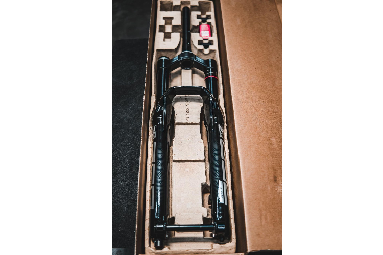 Chiếc MTB của doanh nhân Cường “đô-la” dùng bộ vành loại Syncros Silverton SL Boost XD có giá bán hơn 120 triệu đồng tại Việt Nam. Tiếp đến là cốt yên chỉnh điện có giá bán không dưới 20 triệu đồng.