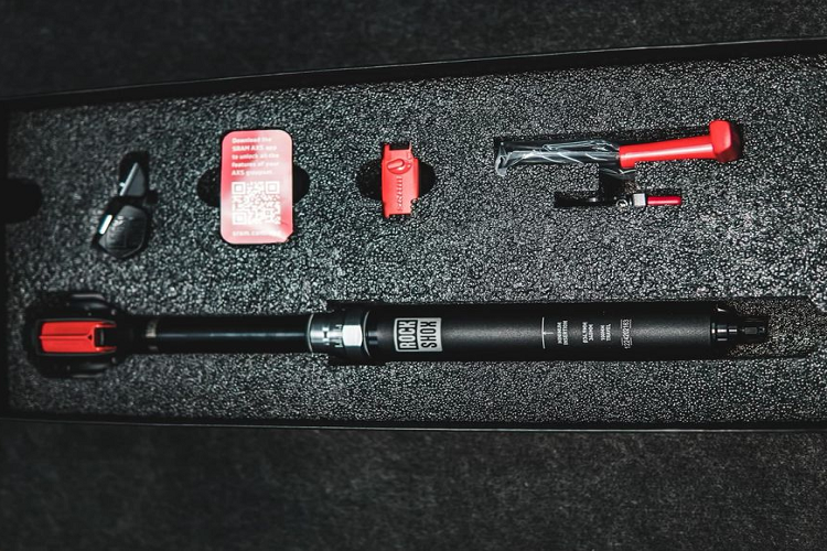 Theo đó, doanh nhân Cường “đô-la” đã chia sẻ lên trang cá nhân hình ảnh một chiếc xe đạp địa hình MTB đang trong quá trình lắp ráp. Hình ảnh cho thấy xe thuộc phiên bản dòng Trek Slash 9.9 Project One có giá bán không dưới 250 triệu đồng. Được biết, đây là dòng xe được thiết kế riêng theo yêu cầu của khách hàng và là bản đắt đỏ nhất trong dòng Trek Slash.