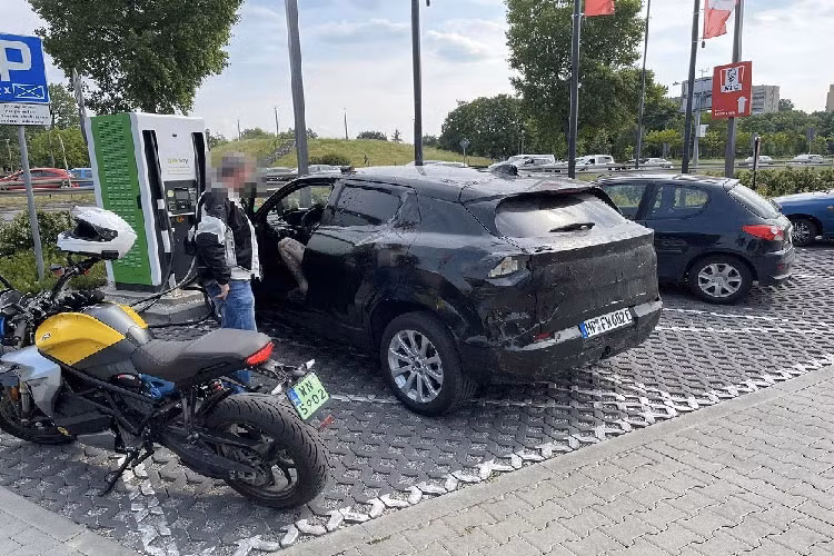 Bên cạnh đó, một số chi tiết bên trong chiếc ôtô điện này khá giống với xe Toyota như nút chỉnh cửa sổ hay chỉnh ghế. Đặc biệt, chiếc xe điện của Suzuki còn có camera 360 độ, gương chiếu hậu không viền bên trong xe và các tính năng an toàn chủ động ADAS.