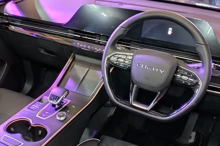 Là xe toàn cầu đầu tiên của hãng xe Chery, OMODA 5 mang trên mình thiết kế khá hiện đại và thể thao. Điều này được thể hiện qua lưới tản nhiệt rộng, dải đèn LED định vị ban ngày hình chữ "T" khá mỏng, cụm đèn pha nằm dọc ở hai góc đầu xe, vành hợp kim 5 chấu, nóc dốc về phía sau, cánh gió mui và đèn hậu nằm vắt ngang đuôi xe.