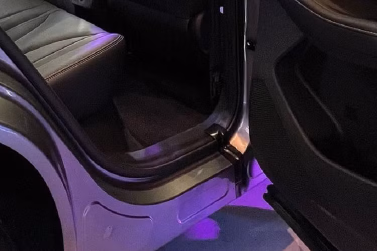 Ngoài ra, mẫu SUV cỡ B này còn có đèn pha thông minh, nhận biết biển báo giao thông, camera 360 độ, hỗ trợ khởi hành ngang dốc, hỗ trợ xuống dốc, cảnh báo áp suất lốp và 6 túi khí.