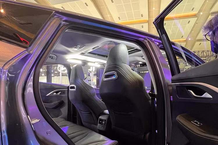 Cụ thể hơn, Chery OMODA 5 có những tính năng an toàn như phanh khẩn cấp tự động, hệ thống kiểm soát hành trình thích ứng, cảnh báo lệch làn đường, hỗ trợ lái xe khi tắc đường, cảnh báo tiền va chạm, cảnh báo phương tiện cắt ngang khi lùi, hỗ trợ giữ làn đường, cảnh báo điểm mù, ngăn lệch làn đường và cảnh báo khi phương tiện phía trước khởi hành.