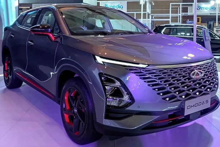 Sau Indonesia, Chery OMODA 5 sẽ tiếp tục ra mắt những thị trường khác, trong đó có Việt Nam. Dự kiến, mẫu SUV cỡ B này sẽ trình làng ở Việt Nam vào nửa cuối năm nay. Thậm chí, Chery còn dự định áp dụng thời gian bảo hành lên đến 10 năm hoặc 1 triệu km cho động cơ của OMODA 5.