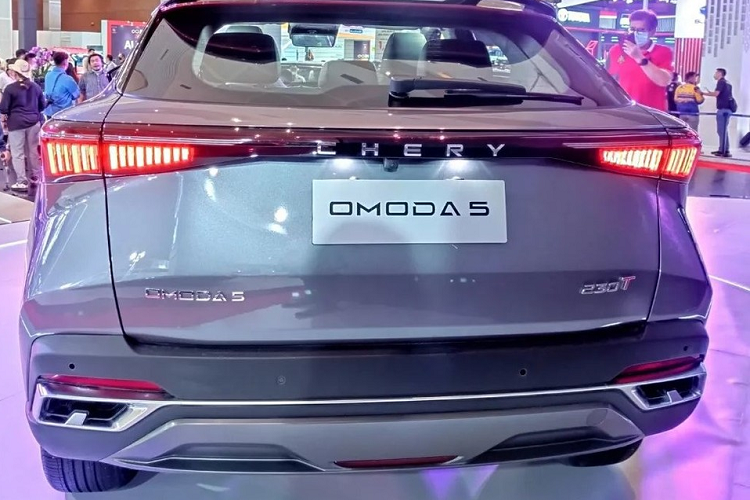 "Trái tim" của Chery OMODA 5 là khối động cơ xăng 4 xi-lanh, tăng áp, dung tích 1.5L. Hiện hãng Chery chưa công bố thông số của khối động cơ này. Tuy nhiên, theo một số nguồn tin, động cơ này sẽ tạo ra công suất tối đa 155 mã lực và mô-men xoắn cực đại 230 Nm, kết hợp với hộp số biến thiên vô cấp CVT.