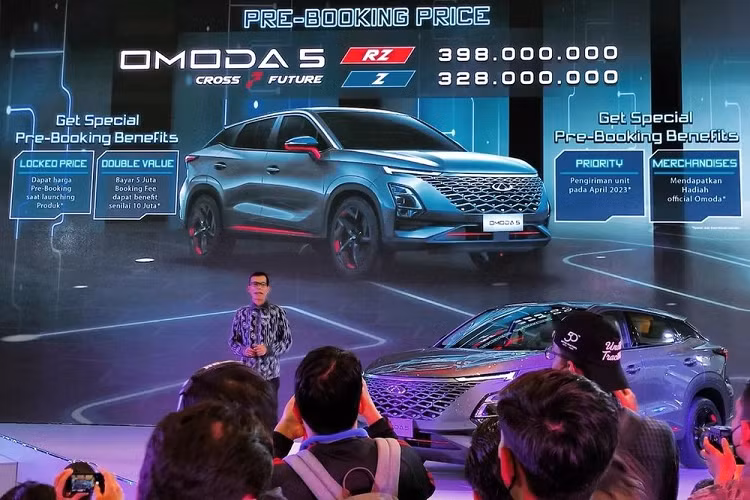 Theo đó, tại thị trường Indonesia, mẫu SUV Chery OMODA 5 chạy điện có 2 phiên bản là Z và RZ với giá bán lần lượt 328 triệu Rupiah (khoảng 518 triệu đồng) và 398 triệu Rupiah (629 triệu đồng). Như vậy, mẫu xe này có giá khởi điểm cao hơn Hyundai Creta (279 - 397,5 triệu Rupiah) nhưng thấp hơn Honda HR-V (375,9 - 529,9 triệu Rupiah).