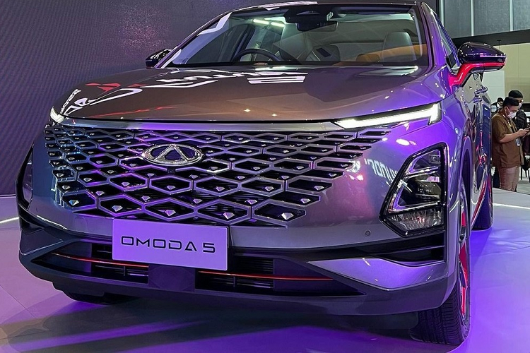 "Đây là mẫu SUV phù hợp với giới trẻ, những người có xu hướng yêu thích công nghệ cao. Chúng tôi đã chuẩn bị mẫu SUV này với đa dạng tính năng mà khách hàng không thể tìm thấy ở những đối thủ khác", ông Shawn Xu, giám đốc của Chery Indonesia, phát biểu trong triển lãm IIMS 2023.