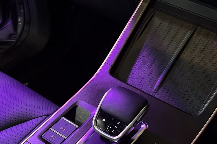 Điểm nhấn tiếp theo của Chery OMODA 5 2023 mới chính là trang bị. Theo đó, ở thị trường Indonesia, mẫu xe này được trang bị bảng đồng hồ kỹ thuật số, màn hình cảm ứng trung tâm cỡ lớn, tính năng điều khiển bằng giọng nói, hệ thống đèn viền 64 màu, sạc không dây, cần số điện tử, phanh tay điện tử và tự động giữ phanh tạm thời.