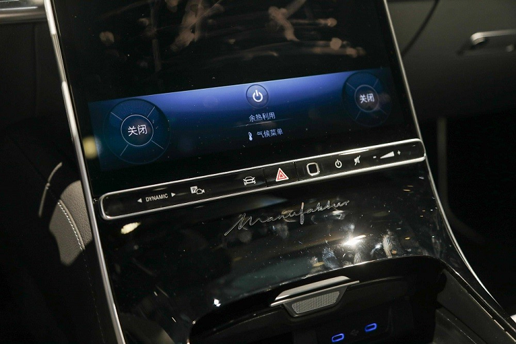 Không có gì bất ngờ khi Mercedes-Benz S-Class Ingenious High-end Edition có đầy đủ các trang bị tiêu chuẩn hiện đại như cửa sổ trời toàn cảnh có thể trượt, cửa tự hít, hệ thống âm thanh vòm Burmester, hệ thống thông tin giải trí MBUX với hệ thống định vị thời gian thực, màn hình cảm ứng trung tâm OLED, ghế sau sưởi ấm/thông hơi và tính năng cho phép hành khách phía sau chỉnh ghế phụ lái.