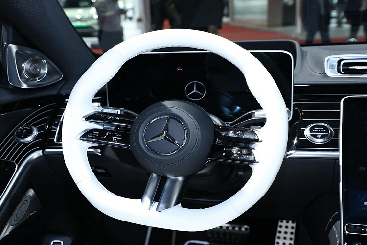 Bên trong mẫu sedan hạng sang cỡ lớn này là 3 màu nội thất độc quyền, bao gồm xanh đậm Yacht Blue - đen, nâu Truffle Brown - đen và trắng Dark White - đen. Thêm vào đó là logo Manufaktur xuất hiện ở nhiều nơi, vô lăng dành riêng cho xe, tựa đầu ghế sang trọng thêu hình ngôi sao 3 cánh và đèn chiếu logo của hãng Mercedes-Benz xuống mặt đất như lời chào mừng dành cho người lái cũng như hành khách.