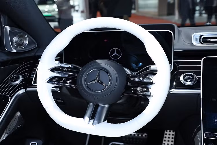 Bên trong mẫu sedan hạng sang cỡ lớn này là 3 màu nội thất độc quyền, bao gồm xanh đậm Yacht Blue - đen, nâu Truffle Brown - đen và trắng Dark White - đen. Thêm vào đó là logo Manufaktur xuất hiện ở nhiều nơi, vô lăng dành riêng cho xe, tựa đầu ghế sang trọng thêu hình ngôi sao 3 cánh và đèn chiếu logo của hãng Mercedes-Benz xuống mặt đất như lời chào mừng dành cho người lái cũng như hành khách.