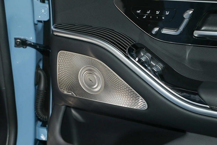 Ở S 500 L 4Matic Haute Couture Edition, xe có thêm kính an toàn cách âm/cách nhiệt xung quanh xe, hệ thống đèn viền nội thất chủ động, tựa đầu ghế có sưởi, tính năng sưởi ấm cổ cho hành khách ngồi trên ghế sau, bảng đồng hồ kỹ thuật số 3D và màn hình hiển thị thông tin kính lái HUD.