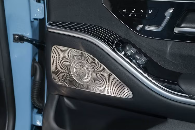 Ở S 500 L 4Matic Haute Couture Edition, xe có thêm kính an toàn cách âm/cách nhiệt xung quanh xe, hệ thống đèn viền nội thất chủ động, tựa đầu ghế có sưởi, tính năng sưởi ấm cổ cho hành khách ngồi trên ghế sau, bảng đồng hồ kỹ thuật số 3D và màn hình hiển thị thông tin kính lái HUD.