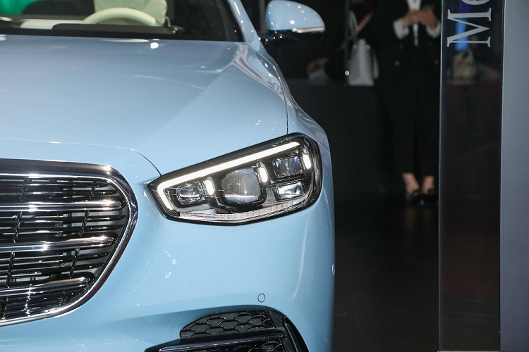 Ngoại hình của Mercedes-Benz S-Class Ingenious High-end Edition về cơ bản là giống các phiên bản thường của dòng sedan hạng sang cỡ lớn này. Trong đó, lưới tản nhiệt trước được trang trí với những nan mạ crôm nằm ngang và logo ngôi sao 3 cánh nằm trên nắp ca-pô. Bản S 450 L 4Matic Haute Couture Edition dùng đèn pha Multi-Beam LED trong khi S 500 L 4Matic Haute Couture Edition được trang bị đèn pha thông minh Digital Light.