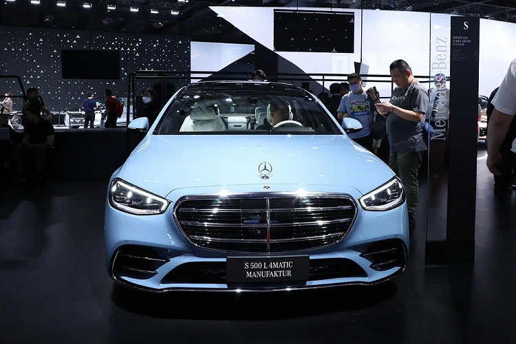 Được ra đời thông qua bộ phận cá nhân hóa Manufaktur của hãng Mercedes-Benz, phiên bản cao cấp của dòng S-Class này có 7 màu sơn ngoại thất nhằm đáp ứng nhu cầu thẩm mỹ đa dạng của khách hàng Trung Quốc. Trong đó, có màu sơn ngoại thất xanh sứ Porcelain Blue được áp dụng cho chiếc xe trưng bày trong triển lãm Ô tô Thượng Hải 2023.