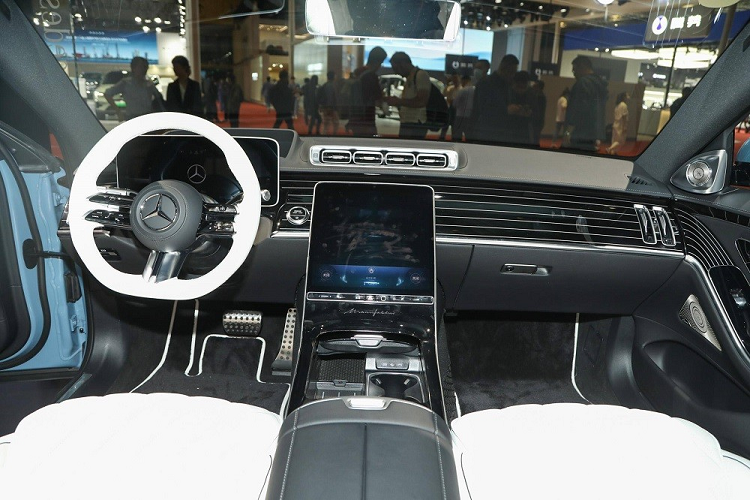 Chưa hết, Mercedes-Benz S-Class Ingenious High-end Edition còn có tay nắm cửa ẩn và cụm đèn hậu hình tam giác với nẹp mạ crôm ở giữa. Bên dưới cản sau là 2 đầu ống xả giả mạ crôm tương tự phiên bản thường.