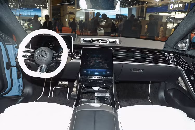 Chưa hết, Mercedes-Benz S-Class Ingenious High-end Edition còn có tay nắm cửa ẩn và cụm đèn hậu hình tam giác với nẹp mạ crôm ở giữa. Bên dưới cản sau là 2 đầu ống xả giả mạ crôm tương tự phiên bản thường.