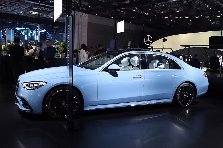 Nằm bên dưới nắp ca-pô của Mercedes-Benz S-Class Ingenious High-end Edition là động cơ xăng 6 xi-lanh, tăng áp, dung tích 2.5L với sự hỗ trợ của công nghệ mild hybrid 48V. Ở bản S 450 L 4Matic Haute Couture Edition, động cơ cho công suất tổng cộng 362 mã lực và mô-men xoắn cực đại 500 Nm. C