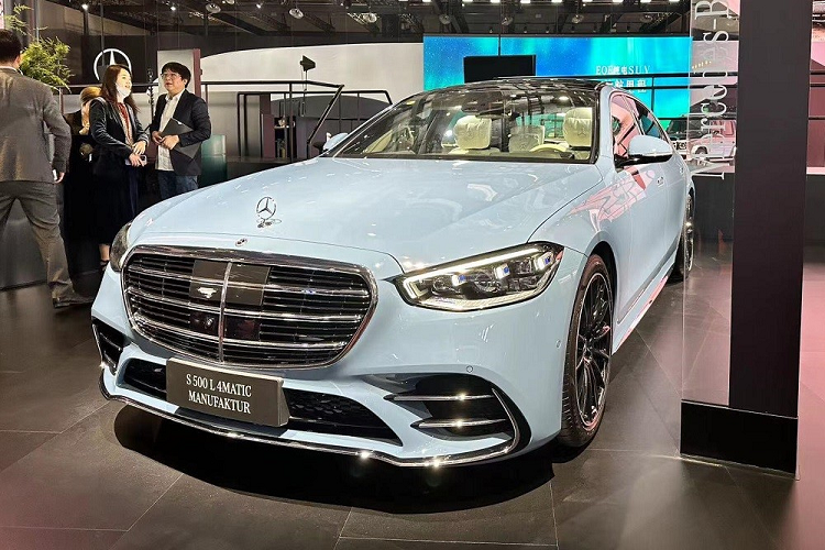Con số tương ứng của S 500 L 4Matic Haute Couture Edition là 429 mã lực và 520 Nm. Động cơ kết hợp với hộp số tự động 9 cấp và hệ dẫn động 4 bánh 4Matic. Hiện chưa rõ ngoài Trung Quốc, Mercedes-Benz S-Class phiên bản cá nhân hóa này có được bán ở những thị trường khác hay không.