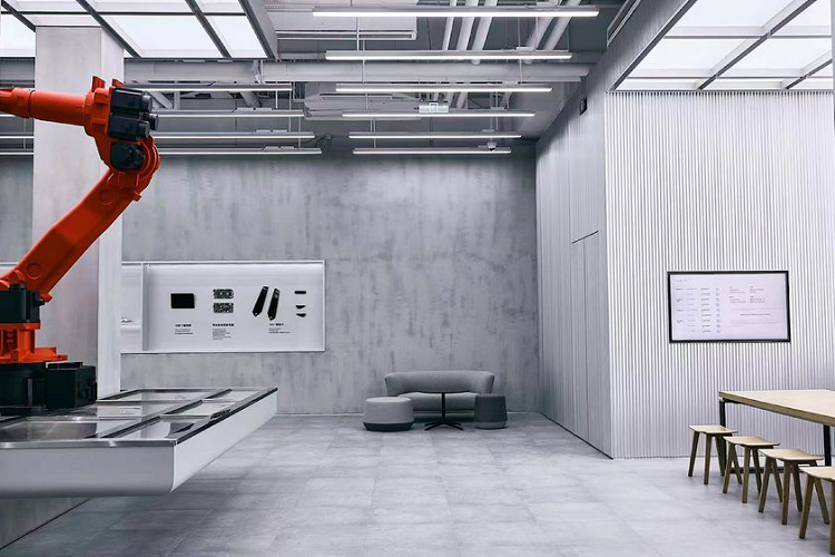 Không chỉ vậy, Tesla còn trưng bày các cánh tay robot mà hãng sử dụng để lắp ráp bộ khung cho Model 3. Đồng thời, các hộp kính trong suốt tại Giga Lab sẽ giới thiệu đến khách tham quan những bộ phận khác nhau của ô tô điện Tesla.