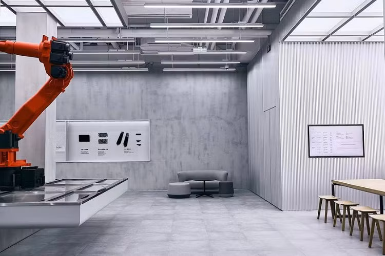 Không chỉ vậy, Tesla còn trưng bày các cánh tay robot mà hãng sử dụng để lắp ráp bộ khung cho Model 3. Đồng thời, các hộp kính trong suốt tại Giga Lab sẽ giới thiệu đến khách tham quan những bộ phận khác nhau của ô tô điện Tesla.