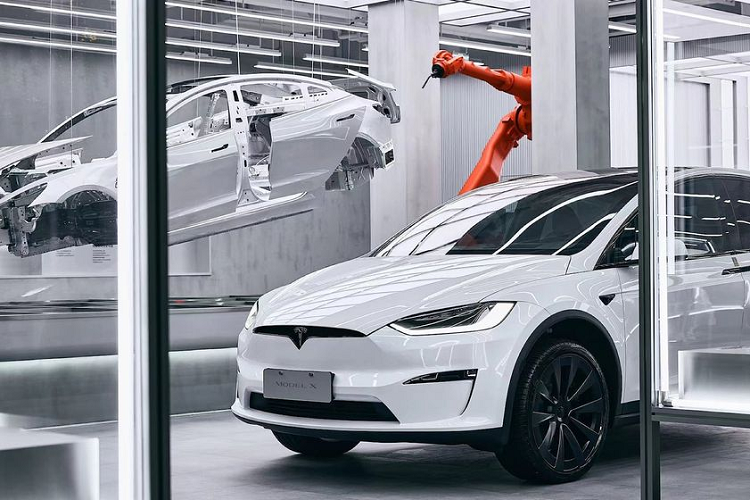 Mọi người đều biết Gigafactory là nơi mà Tesla sản xuất những chiếc xe điện của mình. Tuy nhiên, nếu không phải là nhân viên nhà máy, rất ít người có thể hiểu rõ bên trong Gigafactory của Tesla thực sự có gì. 