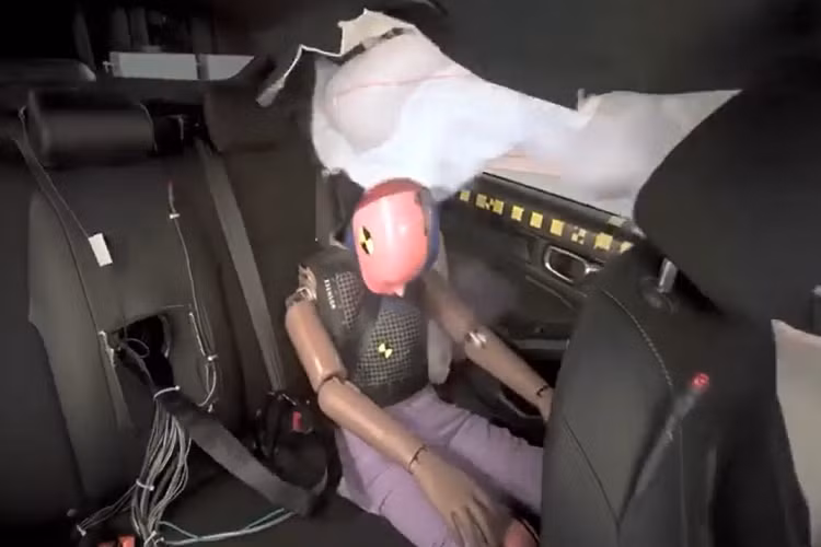 Mẫu Nissan Sentra cũng bị đánh giá Kém khi không bảo vệ tốt cho phần đầu và cổ của người dùng ngồi hàng ghế trước. Theo IIHS, để đạt điểm tốt, vượt qua bài test, các xe phải tạo được độ an toàn cho những người ngồi hàng sau để họ không phải chịu thương tích nặng tại đầu, ngực, cổ, bụng hoặc đùi.