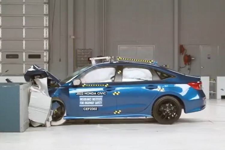 Tuy nhiên, hầu hết các xe trong lần test này đều có hàng ghế sau không đạt an toàn. Cụ thể, hai mẫu sedan là Honda Civic và Toyota Corolla đều đạt những mức điểm tuyệt đối ở các hạng mục kiểm tra, nhưng ở bài test khả năng bảo vệ người ngồi hàng ghế sau lại bị đánh giá kém. Trong quá trình thử nghiệm, dây đai an toàn của người ngồi sau bị lệch lên gần cổ, khiến hành khách dễ bị chấn thương.