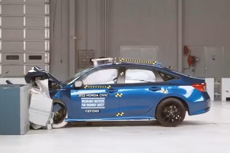 Tuy nhiên, hầu hết các xe trong lần test này đều có hàng ghế sau không đạt an toàn. Cụ thể, hai mẫu sedan là Honda Civic và Toyota Corolla đều đạt những mức điểm tuyệt đối ở các hạng mục kiểm tra, nhưng ở bài test khả năng bảo vệ người ngồi hàng ghế sau lại bị đánh giá kém. Trong quá trình thử nghiệm, dây đai an toàn của người ngồi sau bị lệch lên gần cổ, khiến hành khách dễ bị chấn thương.