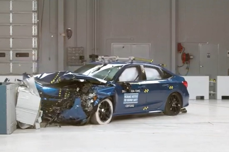 Loat oto co nho khong dam bao an toan cho khach ngoi ghe sau