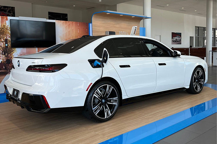 Như vậy, chiếc BMW 7-Series bí ẩn tại trạm đăng kiểm khí thải Hà Nội vào tháng trước chính là i7, 1 phiên bản xe điện, không phải xe xăng như 730Li hay 740Li.