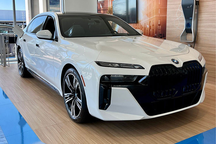 Được biết, BMW i7 về Việt Nam đã được thông quan từ tháng 2, chiếc trong bài viết này cũng chính là chiếc xe BMW 7-Series 2023 âm thầm về Việt Nam mà chúng tôi đã đưa tin cách đây 1 tháng.