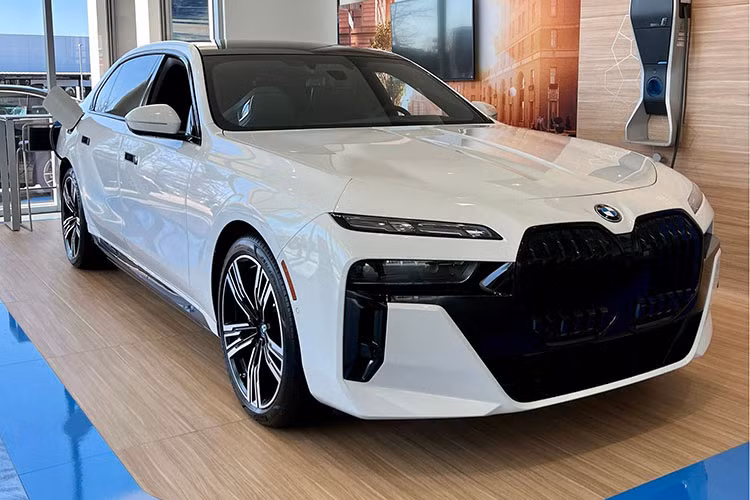 Được biết, BMW i7 về Việt Nam đã được thông quan từ tháng 2, chiếc trong bài viết này cũng chính là chiếc xe BMW 7-Series 2023 âm thầm về Việt Nam mà chúng tôi đã đưa tin cách đây 1 tháng.