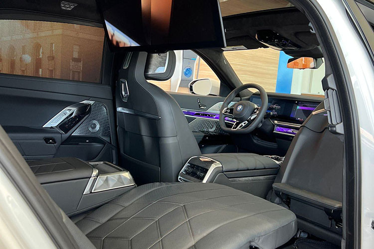 Ở thiết kế, BMW i7 có cụm đèn pha vuông vức nằm dưới dải đèn LED chiếu sáng ban ngày sắc cạnh, thiết kế này đã gây tranh cãi rất nhiều. Tiếp đến là lưới tản nhiệt hình quả thận đã được mở rộng, ngoài ra là 1 thanh ngang hốc gió trước và 2 bên cản trước, có các thanh nẹp mạ crôm.