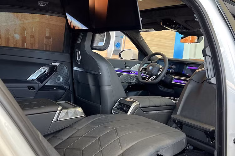 Ở thiết kế, BMW i7 có cụm đèn pha vuông vức nằm dưới dải đèn LED chiếu sáng ban ngày sắc cạnh, thiết kế này đã gây tranh cãi rất nhiều. Tiếp đến là lưới tản nhiệt hình quả thận đã được mở rộng, ngoài ra là 1 thanh ngang hốc gió trước và 2 bên cản trước, có các thanh nẹp mạ crôm.