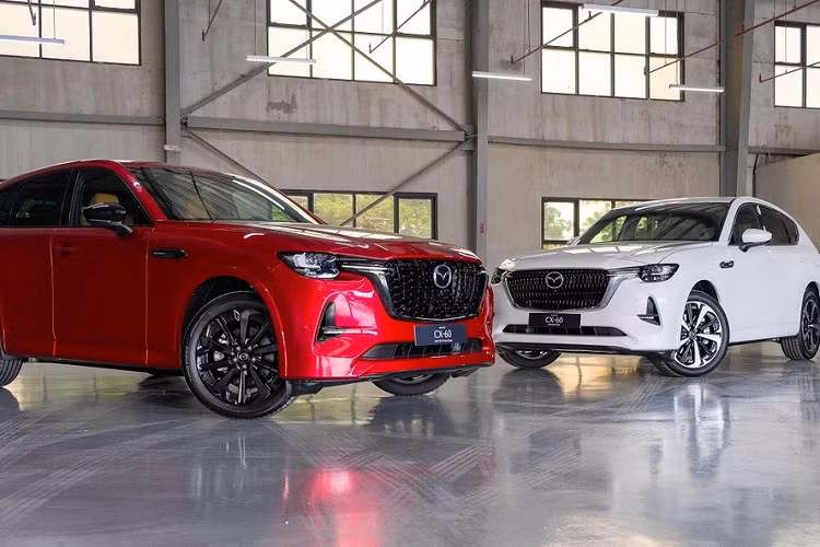 Giá xe Mazda CX-60 2024 tại Philippines tương ứng cho 2 phiên bản này là 2,79 triệu Peso (khoảng 1,16 tỷ đồng) và 2,89 triệu Peso (1,2 tỷ đồng). Là mẫu xe đầu tiên thuộc dòng sản phẩm Large Product Group của Mazda, CX-60 được phát triển dựa trên cơ sở gầm bệ dẫn động cầu sau RWD có tên SkyActiv Multi Solution Scalable Architecture.