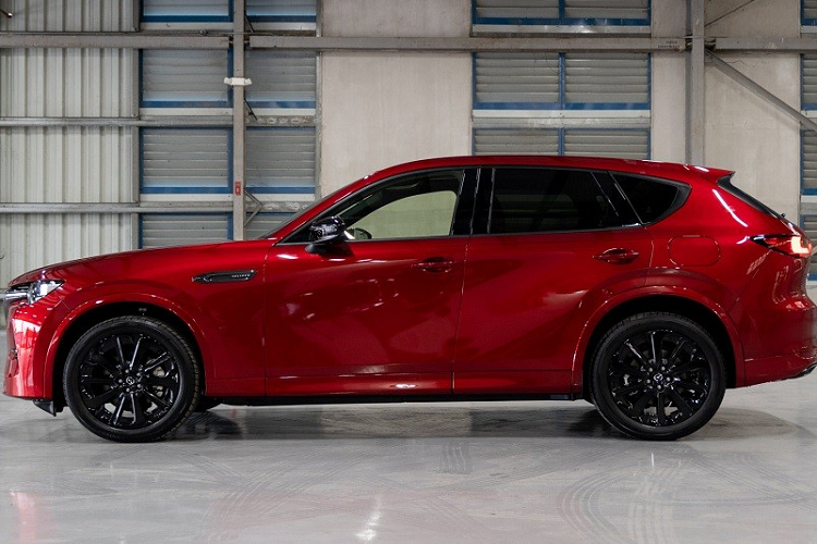 Với kích thước này, Mazda CX-60 2024 sẽ là đối thủ cạnh tranh với Hyundai SantaFe và Kia Sorento. Lấy cảm hứng thiết kế từ các mẫu xe thể thao của Mazda trong quá khứ và hiện tại, CX-60 sở hữu nắp ca-pô kéo dài, lưới tản nhiệt cỡ lớn cùng cụm đèn pha LED tích hợp dải đèn LED định vị ban ngày hình chữ "L" đặc trưng.