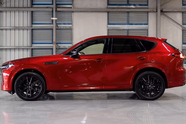 Với kích thước này, Mazda CX-60 2024 sẽ là đối thủ cạnh tranh với Hyundai SantaFe và Kia Sorento. Lấy cảm hứng thiết kế từ các mẫu xe thể thao của Mazda trong quá khứ và hiện tại, CX-60 sở hữu nắp ca-pô kéo dài, lưới tản nhiệt cỡ lớn cùng cụm đèn pha LED tích hợp dải đèn LED định vị ban ngày hình chữ "L" đặc trưng.