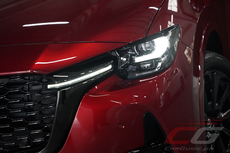 Bên cạnh đó là cụm đèn hậu LED có thiết kế nhỏ gọn, ăn sâu vào bên trong cửa cốp. CX-60 đồng thời cũng là mẫu xe cho thấy ngôn ngữ thiết kế mới của thương hiệu Mazda. Ngôn ngữ thiết kế này dự kiến sẽ được dùng cho các mẫu crossover thế hệ mới của Mazda với mục tiêu mang đến ngoại hình và cảm giác cao cấp hơn.