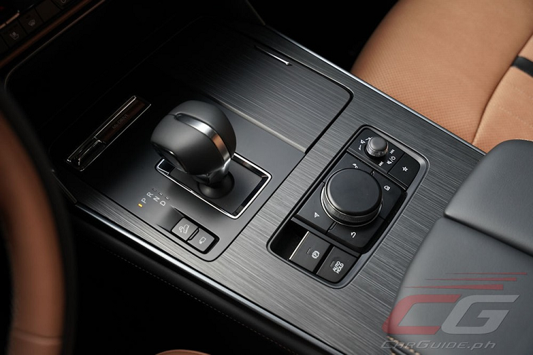 Với gói Premium Sport, xe sẽ đi kèm nội thất màu nâu với những điểm nhấn bằng da lộn và ốp trang trí màu xám nòng súng. Chưa hết, Mazda CX-60 2024 ở thị trường Philippines còn có màn hình hiển thị thông tin kính lái HUD 10,4 inch. Theo hãng Mazda, đây là màn hình HUD lớn nhất tại thị trường này. 