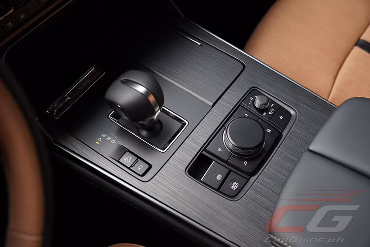 Với gói Premium Sport, xe sẽ đi kèm nội thất màu nâu với những điểm nhấn bằng da lộn và ốp trang trí màu xám nòng súng. Chưa hết, Mazda CX-60 2024 ở thị trường Philippines còn có màn hình hiển thị thông tin kính lái HUD 10,4 inch. Theo hãng Mazda, đây là màn hình HUD lớn nhất tại thị trường này. 