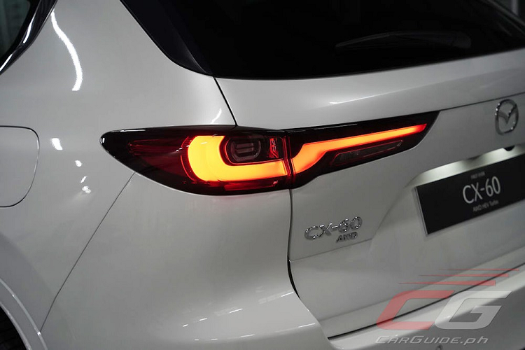 Vành 20 inch của Mazda CX-60 2024 đi kèm gói Premium Modern. Bên cạnh đó là lưới tản nhiệt màu đen bóng với những nan nằm dọc, bộ vành hợp kim 20 inch, phay xước 2 màu... Thứ hai là gói Premium Sport nhằm tạo cảm giác mạnh mẽ, giàu cảm xúc và hứng khởi cho xe. 